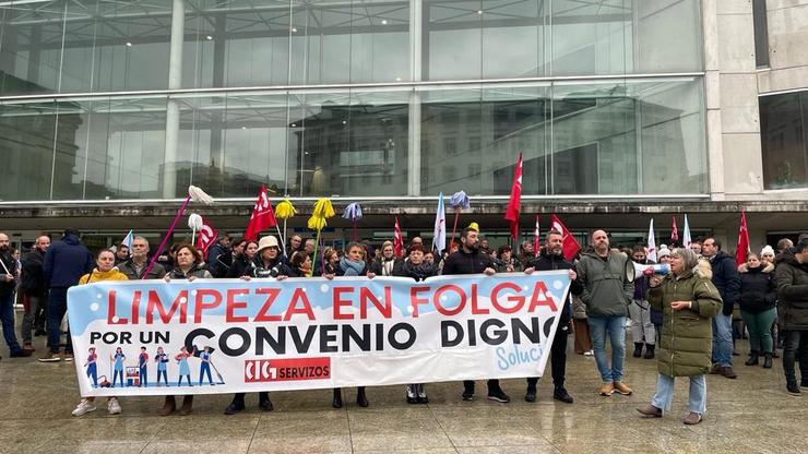 Profesionais do sector de limpeza de edificios e locais da provincia de Lugo mobilízanse ante a Delegación da Xunta, tras 87 días en folga, nunha xornada con concentracións no catro provincias galegas. En Lugo, a 10 de xaneiro de 2024 