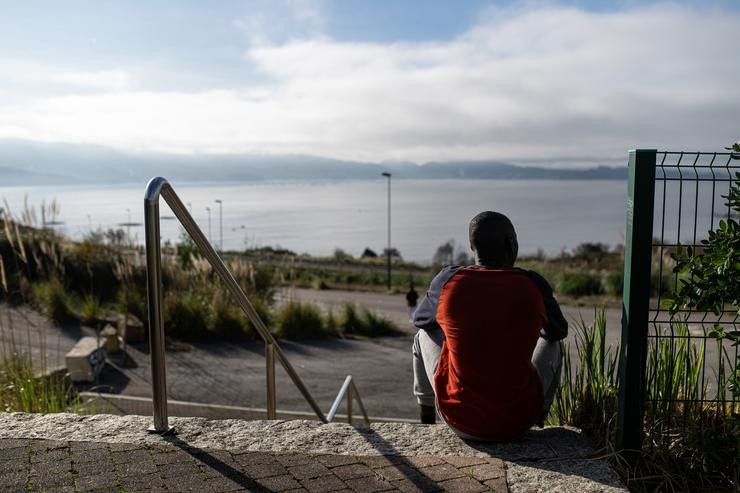 Un dos migrantes procedentes de Canarias, na Casa de Cultura de Dorrón 