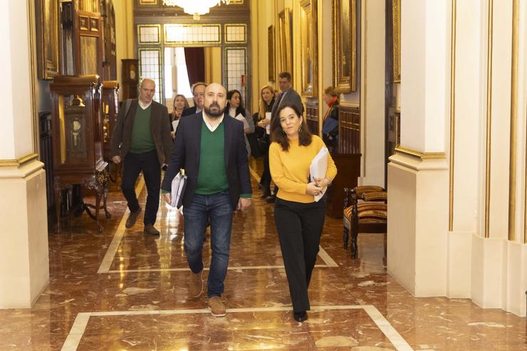 A alcaldesa da Coruña, Inés Rey, e o portavoz do goberno local, José Manuel Lage, á entrada do pleno / ANDY PÉREZ