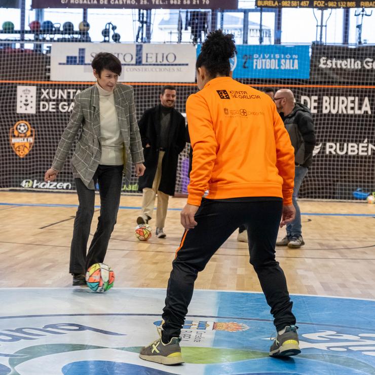 A portavoz nacional do BNG, Ana Pontón, xoga ao fútbol coas xogadoras do Burela-Pescados Rubén. BNG / Europa Press