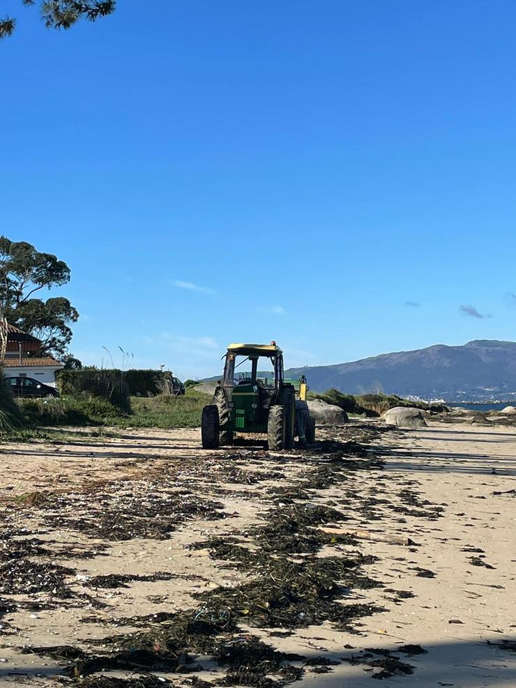 Técnicos municipais recollendo pélets na praia das Sinas, en Vilanova de Arousa 