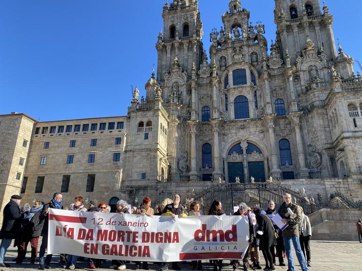 Dereito a Morrer reivindica en Santiago que "queda moito por facer" para garantir o dereito a morrer dignamente  na Praza do Obradoiro / Europa Press