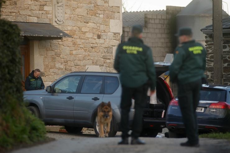 Varios axentes da Garda Civil preto dun domicilio do rural galego onde tivo lugar un incidente / Carlos Castro - Arquivo