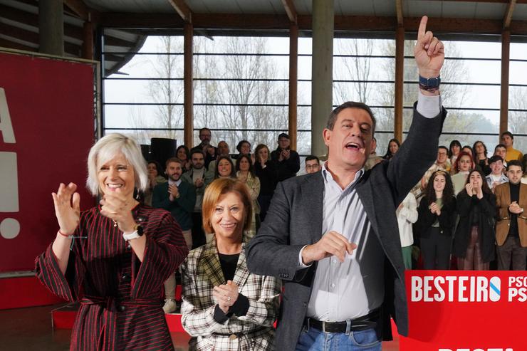 (I-D) A cabeza de lista do PSdeG pola provincia da Coruña, Patricia Iglesias, a cabeza de lista do PSdeG pola provincia de Pontevedra, Elena Espinosa, e o candidato do PSdeG á presidencia da Xunta, Xosé Ramón Gómez Besteiro 