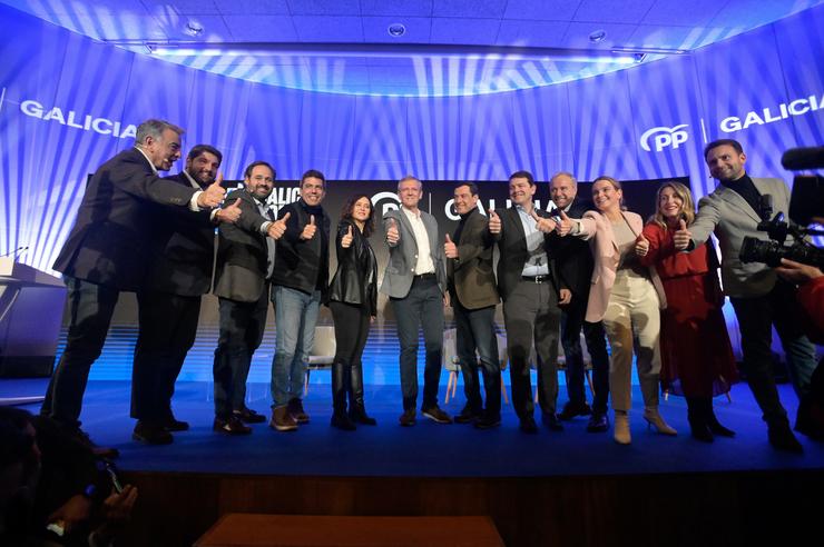 O presidente do PPdeG, Alfonso Rueda, xunto a lideres autonómicos do PP nun acto na Coruña 
