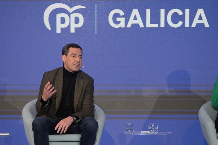 O presidente da Xunta de Andalucía, Juanma Moreno, intervén durante un acto do Partido Popular, en Palexco, a 14 de xaneiro de 2024, na Coruña 