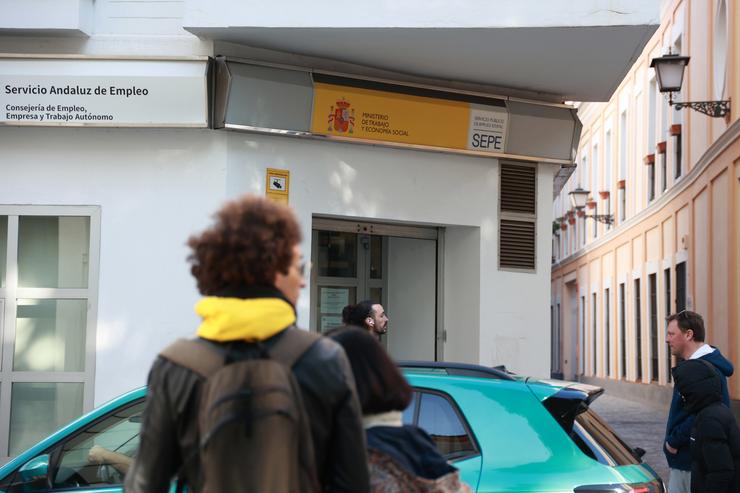 Oficina de emprego con xente indo a apuntarse ao paro 