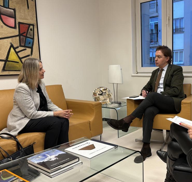 O director xeral de Relacións Exteriores e coa UE, Jesús Gamallo, recibiu este luns á directora en España da Axencia das Nacións Unidas para os Refuxiados Palestinos / Raquel Mart. XUNTA 