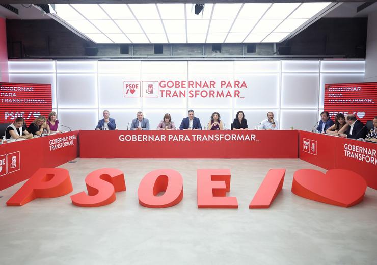 (I-D) O secretario de Organización do partido socialista, Santos Cerdán; a presidenta do PSOE, Cristina Narbona; o presidente do Goberno, Pedro Sánchez; a número dous do partido, María Jesús Montero / Eduardo Parra - Arquivo