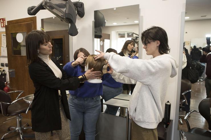 A iniciativa Peluk-arte ensinará a estudantes de barbaría e estética de Áraba a tratar pacientes oncolóxicos. FUNDACIÓN VITAL / Europa Press