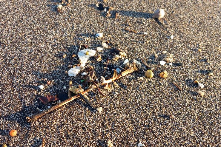 Arquivo - Pellets na praia de Baixamar, a 10 de xaneiro de 2023, en Tenerife, Canarias (España). Restos de pellets foron localizados este mércores, 10 de xaneiro, na costa de Baixamar, no municipio da Lagoa. Por iso, o Executivo rexional ha e. Europa Press Canarias - Europa Press - Arquivo / Europa Press