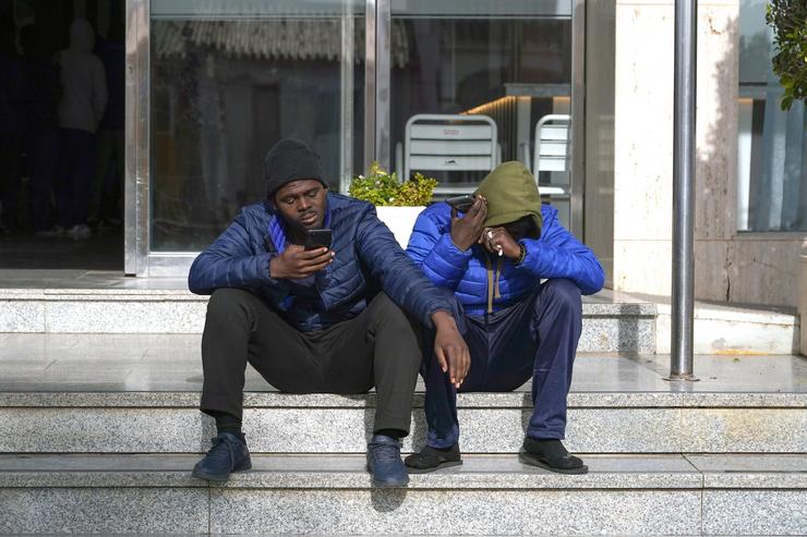Migrantes subsaharianos aloxados nun hotel de Torrox/ Alez Zea