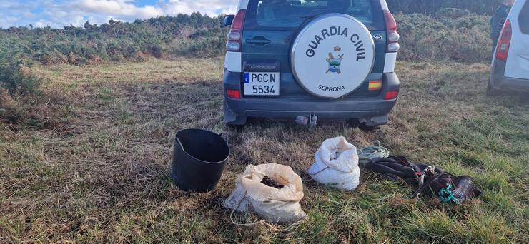 A Garda Civil investiga a dous furtivos que extraían 30 quilos de percebes en Xove/. GARDA CIVIL / Europa Press