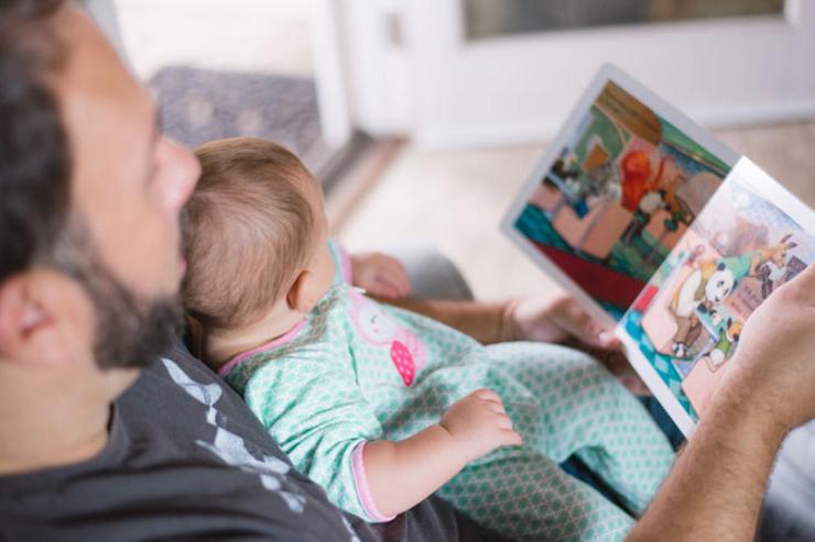 A lectura en familia, compartida, con contos ou libros guiados é a mellor forma de socializar aos nenos / Arquivo
