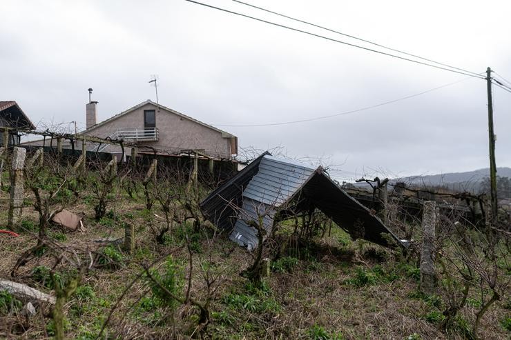 Un tellado que foi arrincado polo vento, a 17 de xaneiro de 2023, en Cambados, Pontevedra / Elena Fernández - Europa Press - Arquivo / Europa Press