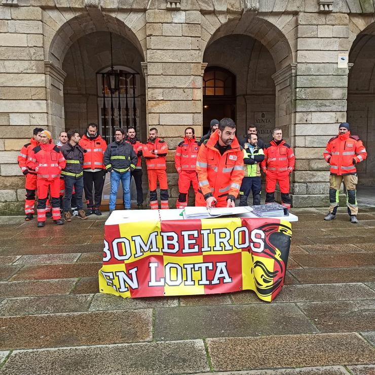 Bombeiros comarcais na última xornada de acampada no Obradoiro / Europa Press