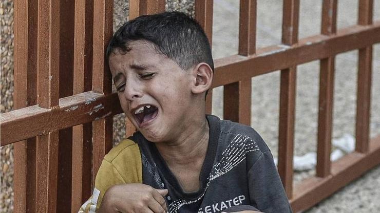 Neno de Palestina chorando en Gaza tras a invasión de Israel / BBC