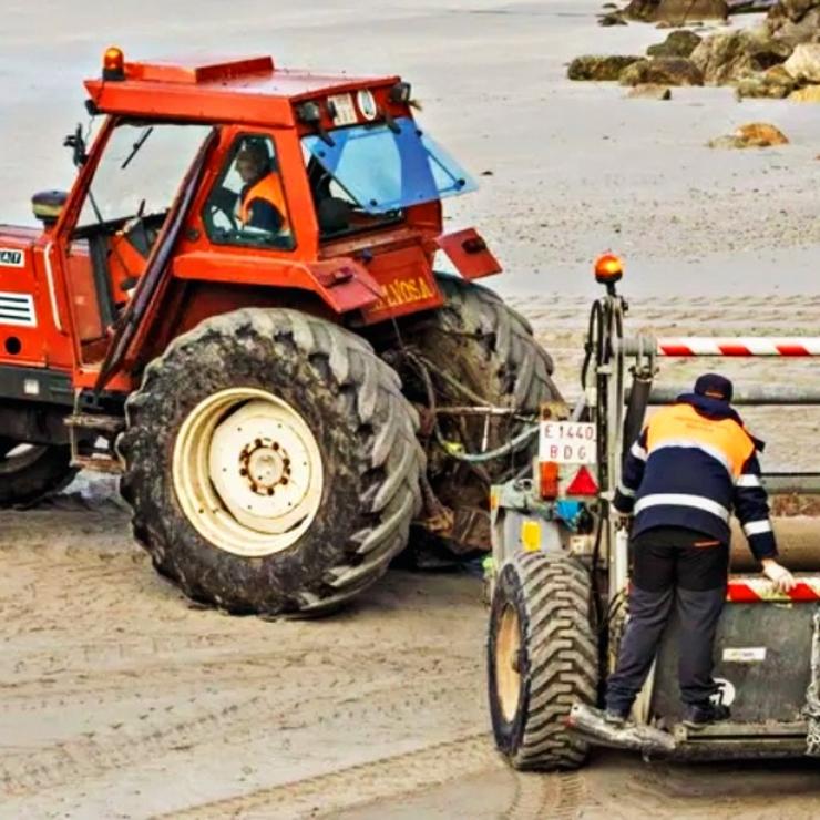 Tractores traballando na retirada de pélets en Malpica 