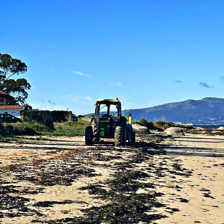 Tractor traballando na limpeza na praia das Sinas, en Vilanova de Arousa / Cedida por voluntarios