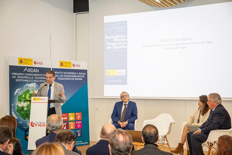 Abel Caballero na presentación do informe.. ZONA FRANCA / Europa Press