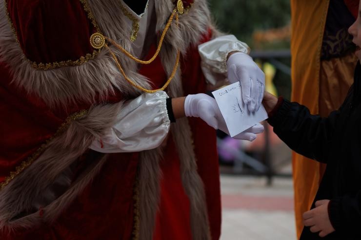 Unha nena entrega a súa carta a un Paxe Real, na Praza de San Amaro, a 15 de decembro de 2023, en Madrid (España).. Alejandro Martínez Vélez - Europa Press / Europa Press