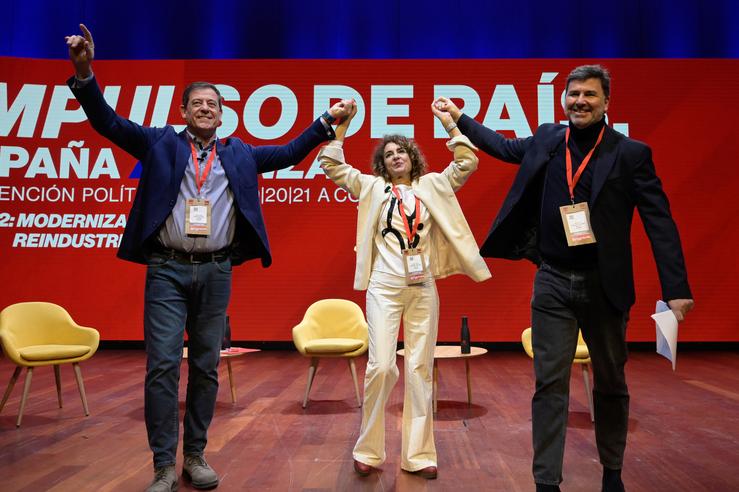 osé Ramón Gómez Besteiro; María Jesús Montero; e o eurodeputado Nicolás González Casares, durante a convención política do PSOE/. M. Dylan - Europa Press