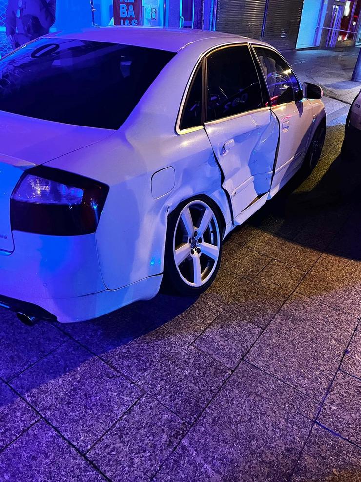 Vehículo danado tras unha persecución policial, e cuxo condutor foi detido en Vigo.. CEDIDA-EUROPA PRESS / Europa Press