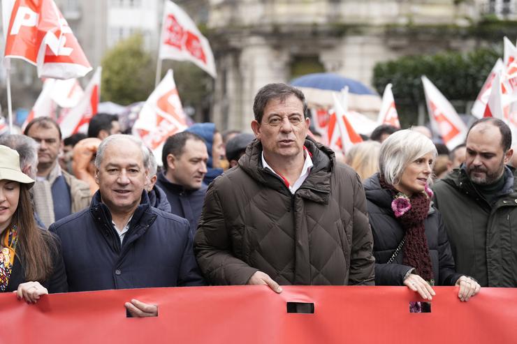 O candidato do PSdeG a presidir a Xunta de Galicia, José Ramón Gómez Besteiro (3d), durante unha protesta contra a xestión pola vertedura dos pellets, a 21 de xaneiro de 2024 