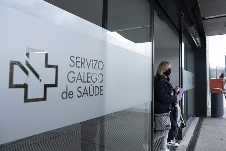Unha muller sae con máscara do Hospital Álvaro Cunqueiro de Vigo, a 10 de xaneiro de 2024, en Vigo / Adrián Irago - Arquivo