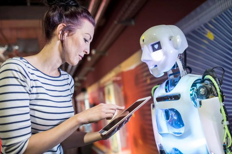 Muller no deseño dun robot con intelixencia artificial / Business Insider - Arquivo