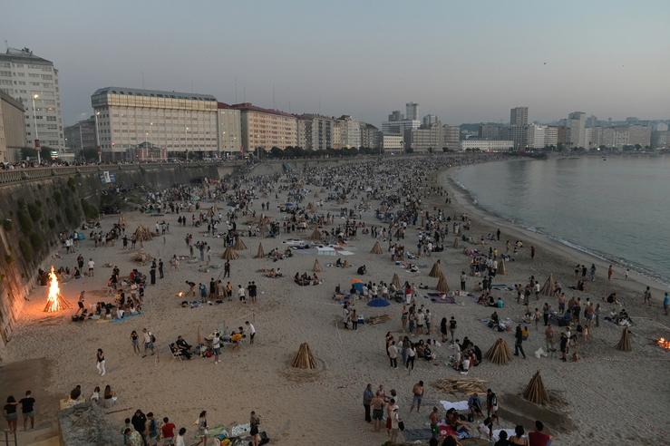 Arquivo - Centos de persoas reúnense durante a Noite de San Juan, na praia de Riazor, a 23 de xuño de 2023, na Coruña, Galicia (España). A Noite de San Juan celébrase na madrugada do 23 ao 24 de xuño. Un dos emblemas desta festivida. M. Dylan - Europa Press - Arquivo / Europa Press