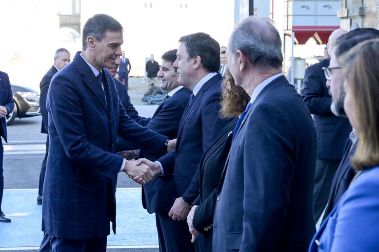 O presidente do Goberno, Pedro Sánchez (e), saúda ao presidente da Deputación da Coruña, Valentín González Formoso (d), á súa chegada ás instalacións do estaleiro de Navantia, /  M. Dylan 