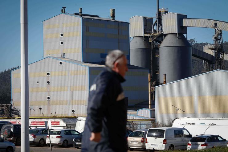 San Cibrao, Lugo. Un traballador pasa fronte ás instalacións da factoría de aluminio de Alcoa en San Cibrao, Cervo (Lugo) tras a reunión entre a dirección da multinacional e o comité de empresa. En San Cibrao, a 24 de xaneiro de 2024.. CARLOS CASTRO/EUROPA PRESS / Europa Press