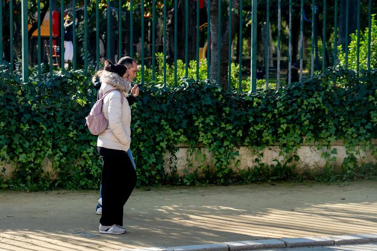 Persoas abrigadas pasean polo Parque de María Luisa,  nun día frío e o asollado á vez, a 27 de decembro do 2023 en Sevilla (Andalucía, España).. Eduardo Briones - Europa Press / Europa Press