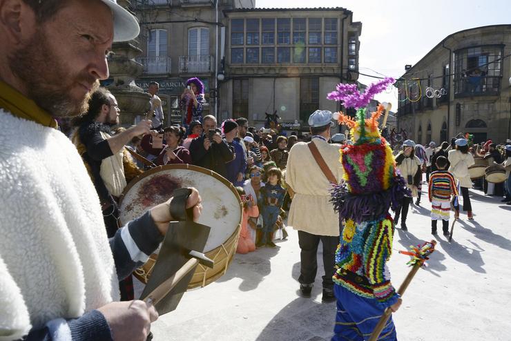Foilóns tocan música no desfile polas rúas na celebración do Domingo Gordo do Entroido, a 19 de febreiro de 2023, en Viana do Bolo, / Rosa Veiga - Europa Press - Arquivo 