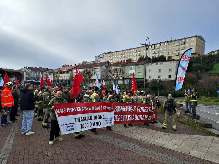 Concentración de brigadistas ante a Xunta. CIG / Europa Press