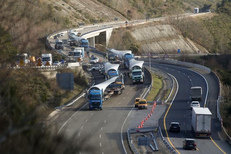 Herrerías, Veiga de Valcarce, León. Un convoi de seis trailers que transportan pas para muíños eólicos permanece parado na A6 en sentido A Coruña desde o pasado martes. A última hora da tarde, os camións puxéronse de novo en marcha.. CARLOS CASTRO/EUROPA PRESS / Europa Press