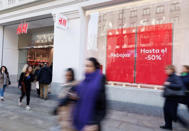 Arquivo - Varias persoas camiñan fronte a unha tenda de H&M. Eduardo Parra - Europa Press - Arquivo 