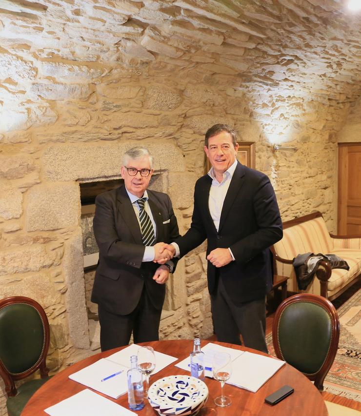 O presidente da Confederación de Empresarios de Galicia, Juan Manuel Vieites, reúnese co candidato do PSdeG á presidencia da Xunta, José Ramón Gómez Besteiro.. PSDEG 