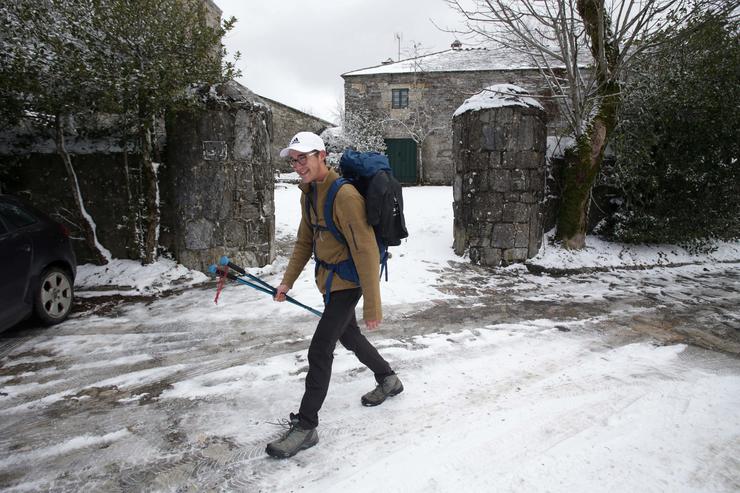 Un peregrino camiña pola neve no Cebreiro 