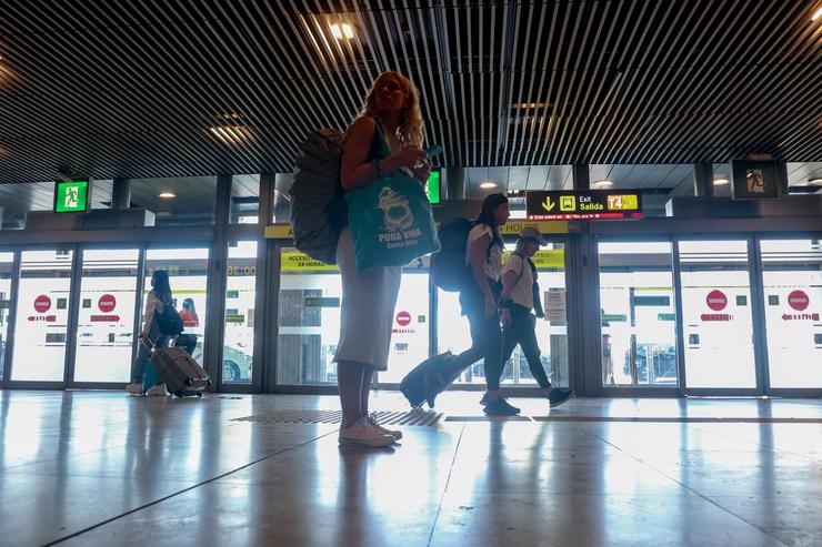 Varias persoas no aeroporto Adolfo Suárez-Madrid Barajas, a 4 de agosto de 2023 / Ricardo Rubio - Arquivo