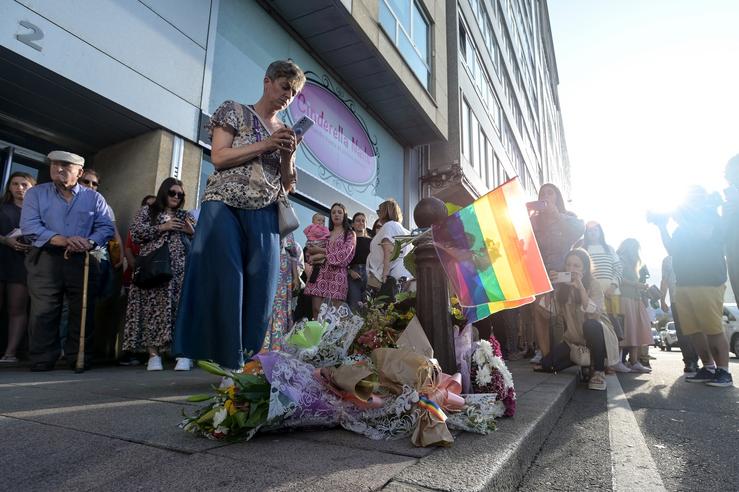 Arquivo - Varias persoas depositan flores durante un minuto de silencio polo asasinato de Samuel Luiz, na Avenida de Buenos Aires, a 3 de xullo de 2023, na Coruña / M. Dylan