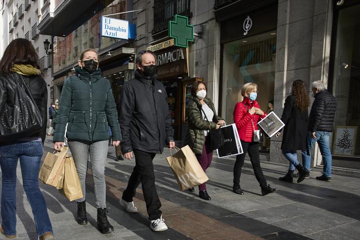 Varias persoas con bolsas pasean nunha rúa comercial / Jesús Hellín - Europa Press 