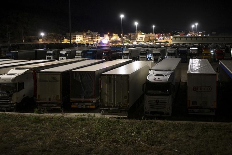 Varios camións na autoestrada AP-7 cortada á altura da Jonquera pola protesta dos agricultores franceses, a 26 de xaneiro de 2024, en Xirona, Catalunya (España).Hai ata 400 quilómetros da autoestrada que une a Junquera con Lyon (Francia) cor. Lorena Sopêna - Europa Press 
