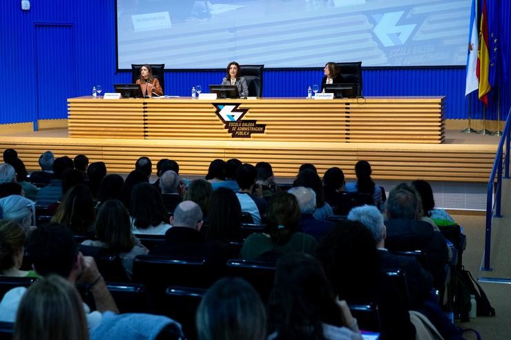 A vicepresidenta segunda e conselleira de Medio Ambiente, Territorio e Vivenda, Anxos Vázquez, participa nunha xornada sobre a Lei de Ordenación do Litoral. XOÁN CRESPO 