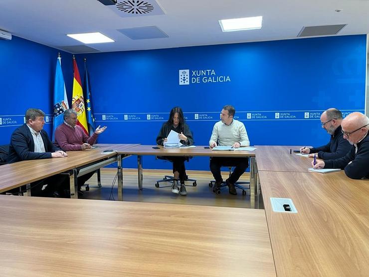 O conselleiro do Mar, Alfonso Villares, mantivo un terceiro encontro con representantes das confrarías galegas para ultimar axudas ao sector marisqueiro ante a mortaldade existente / XUNTA