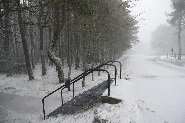 Unha zona cuberta de neve na estación de esquí de Manzaneda 