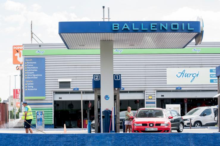 Unha muller bota carburante ao seu vehículo nunha estación de servizo, a 1 de setembro de 2023, en Madrid 