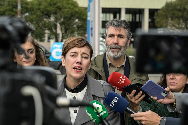 A candidata de Sumar á presidencia da Xunta, Marta Lois, ofrece declaracións aos medios tras participar nunha reunión con representantes do sindicato Venia, a 3 de xaneiro de 2024, na Coruña / M. Dylan - Arquivo