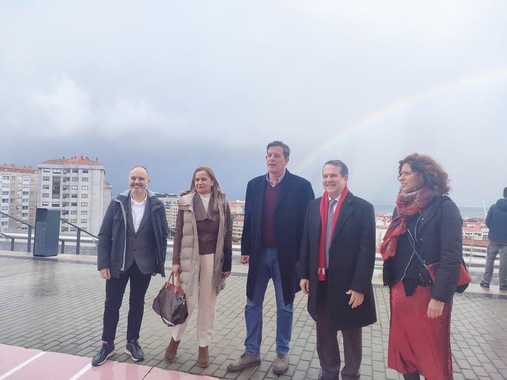 O candidato do PSdeG á Xunta, José Ramón Gómez Besteiro, co alcalde de Vigo, Abel Caballero; a tenente de alcalde e senadora Carmela Silva; o deputado no Congreso, David Regades; e a deputada autonómica, Leticia Galego. / Europa Press